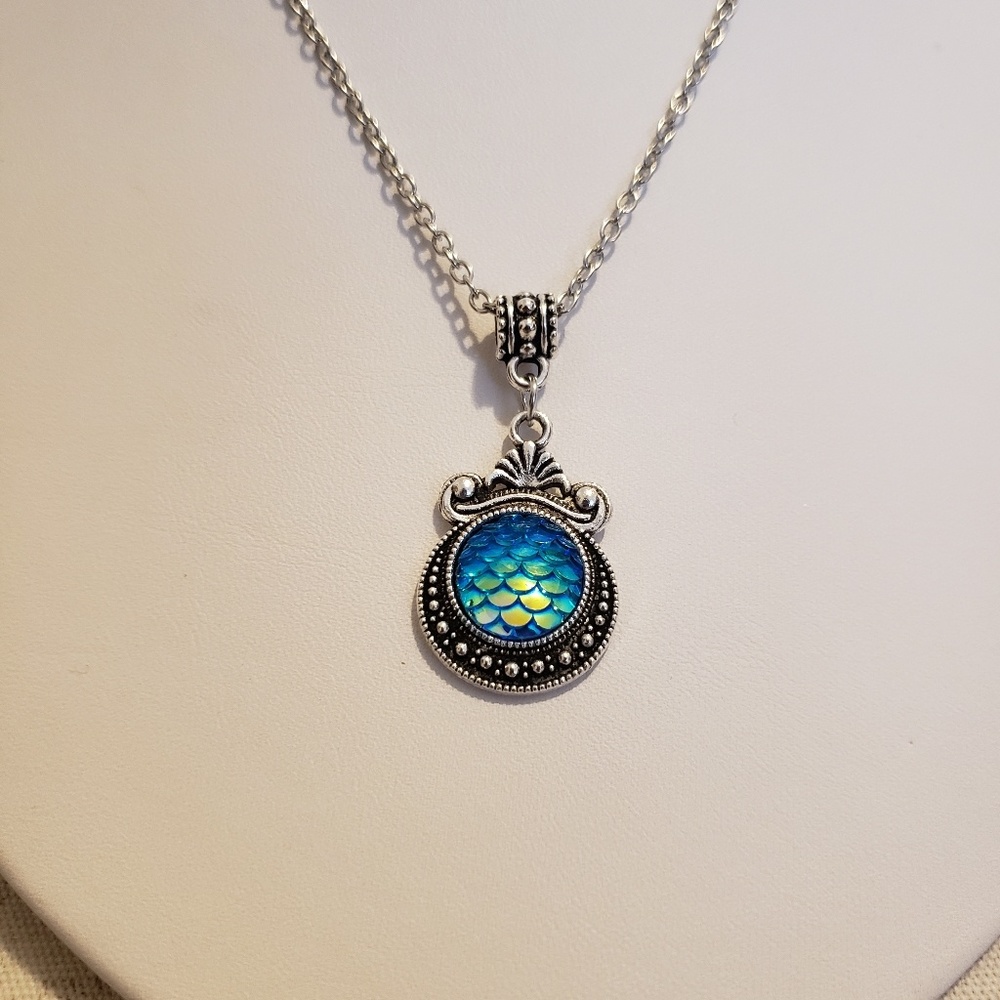 ⚡CLEARANCE⚡ Ocean Blue Mermaid Scale Pendant NK - Picture 4 of 8